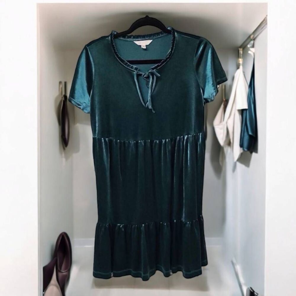 Lauren Conrad romantic velvet cocktail green dress special occasion holiday Sm